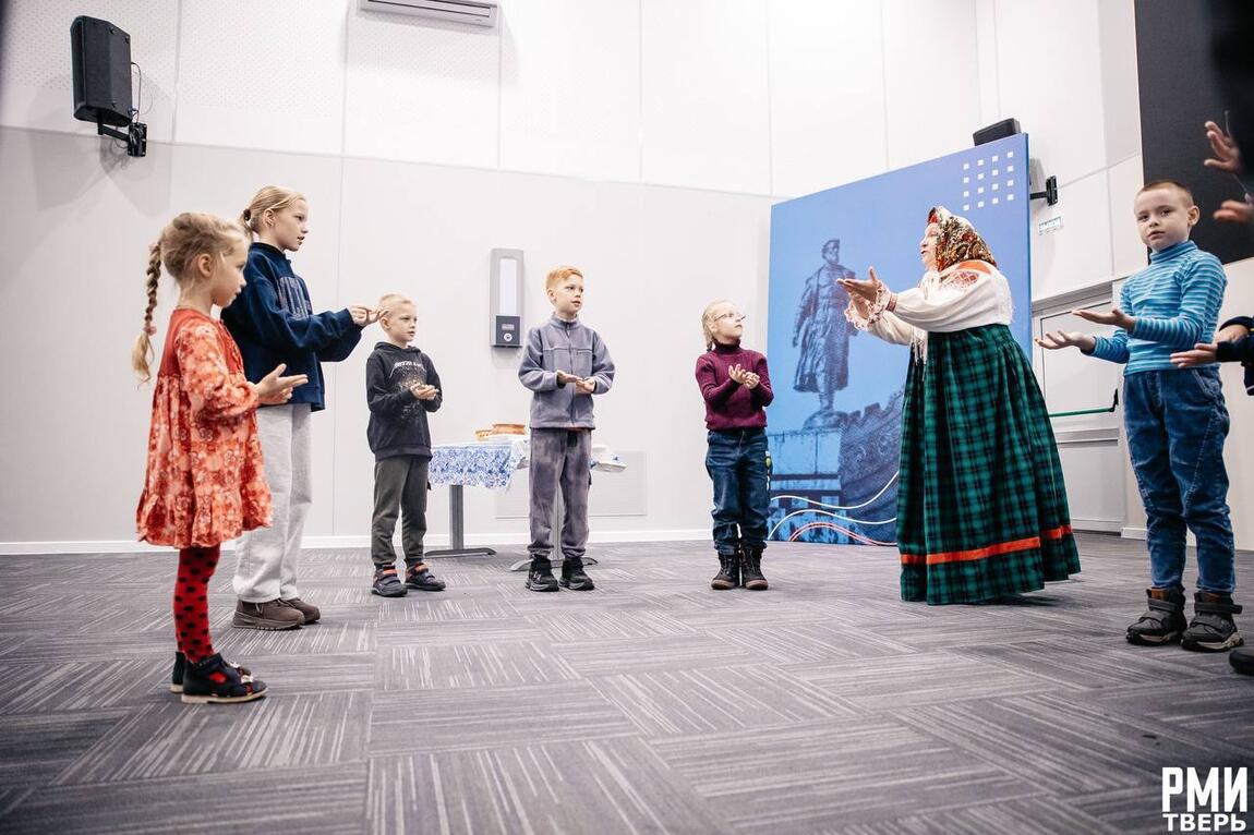 Провели игровую познавательную программу  «Сундучок народных ремёсел»