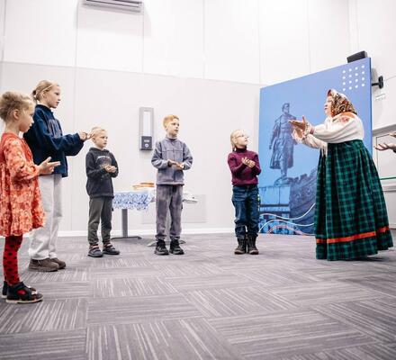 Провели игровую познавательную программу  «Сундучок народных ремёсел»