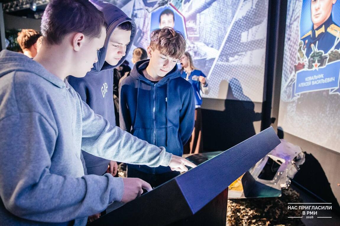 Более 1800 школьников посетили выставку «Знание. Герои»