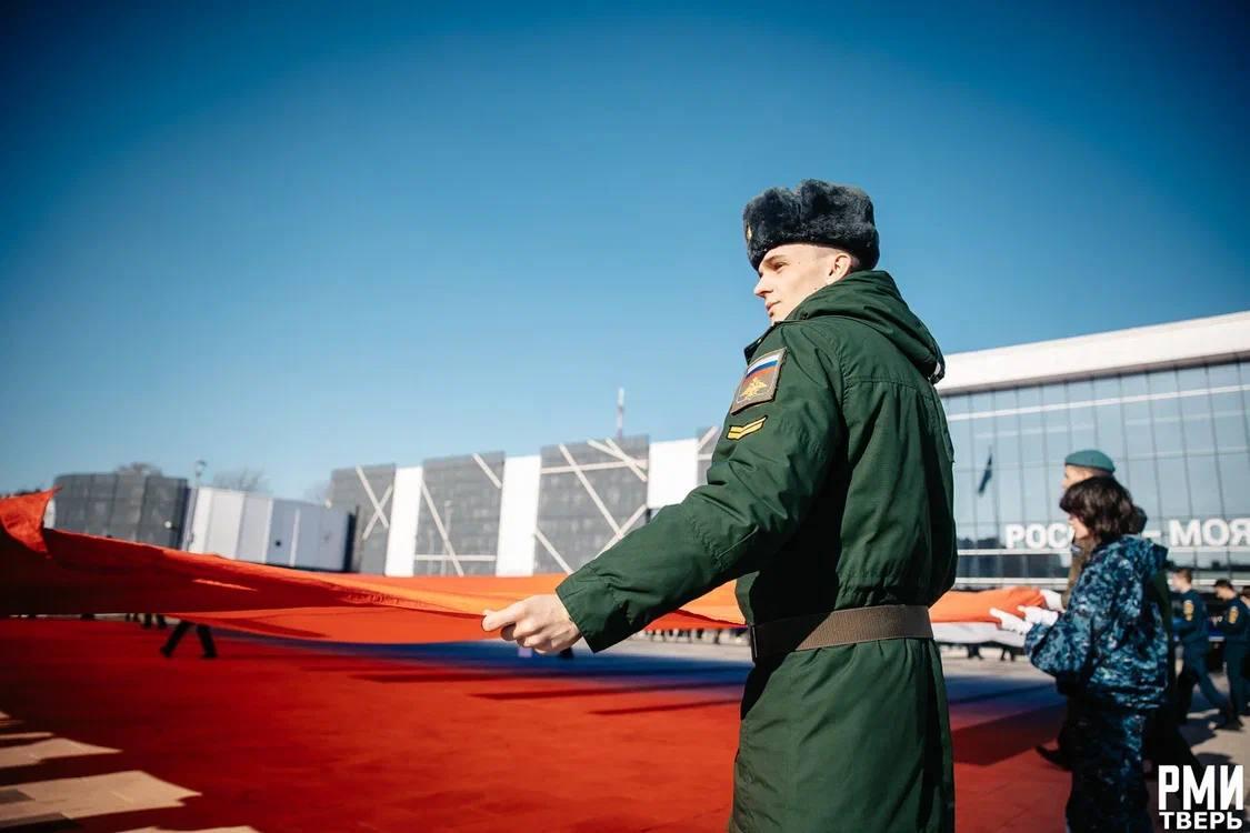 Показали, как в Твери развернули самый большой флаг Российской Федерации