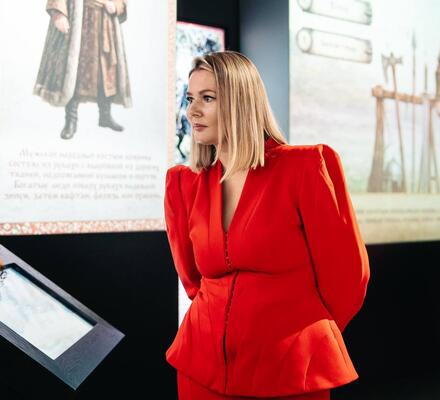 Мария Кожевникова посетила выставку «Сказка про сказки»